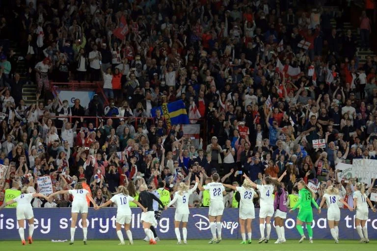 "Tam sư nữ" chào khán giả nhà sau khi thắng Thụy Điển 4-0. Ảnh: Getty "Tam sư nữ" chào khán giả nhà sau khi thắng Thụy Điển 4-0. Ảnh: Getty