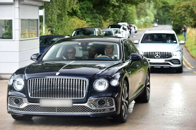 Cánh báo chí Anh "chạy theo" chiếc xe của Ronaldo và cò Mendes đến Carrington và thấy ở đó có cả "lão ông" Sir Alex. Báo chí hoàn toàn không biết được MU mời Sir Alex Ferguson, còn Ronaldo dẫn người đại diện của mình đến làm gì? Tuy nhiên giới chuyên môn nhìn nhận rằng, chuyến du đấu Thái Lan và Úc của MU, Ten Hag đã thử nghiệm Martial đá vị trí Ronaldo và tuyển thủ Pháp này ghi 4 bàn trong ba trận của chuyến du đấu. Ronaldo vẫn nằng nặc đòi đi khỏi MU vì anh không thích dự giải hạng hai Europa League.