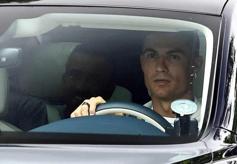 Báo chí hoàn toàn không biết được MU mời Sir Alex Ferguson, còn Ronaldo dẫn người đại diện của mình đến làm gì? Tuy nhiên giới chuyên môn nhìn nhận rằng, chuyến du đấu Thái Lan và Úc của MU, Ten Hag đã thử nghiệm Martial đá vị trí Ronaldo và tuyển thủ Pháp này ghi 4 bàn trong ba trận của chuyến du đấu. Ronaldo vẫn nằng nặc đòi đi khỏi MU vì anh không thích dự giải hạng hai Europa League.