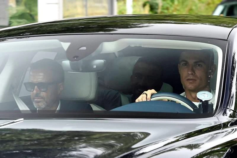 Ronaldo cầm lái chiếc xe sang chở người đại diện, cò Jorge Mendes đến trung tâm huấn luyện Carrington. Ronaldo không muốn chuỗi 19 mùa liên tiếp dự Champions League của mình bị đứt đoạn nếu ở lại MU. Đi đâu, tân thuyền trưởng MU Ten Hag cũng khẳng định "Ronaldo not for sale" (Ronaldo không phải để bán). Anh ấy nằm trong kế hoạch tái thiết lại MU. Cánh báo chí Anh "chạy theo" chiếc xe của Ronaldo và cò Mendes đến Carrington và thấy ở đó có cả "lão ông" Sir Alex. Báo chí hoàn toàn không biết được MU mời Sir Alex Ferguson, còn Ronaldo dẫn người đại diện của mình đến làm gì? Tuy nhiên giới chuyên môn nhìn nhận rằng, chuyến du đấu Thái Lan và Úc của MU, Ten Hag đã thử nghiệm Martial đá vị trí Ronaldo và tuyển thủ Pháp này ghi 4 bàn trong ba trận của chuyến du đấu. Ronaldo vẫn nằng nặc đòi đi khỏi MU vì anh không thích dự giải hạng hai Europa League.