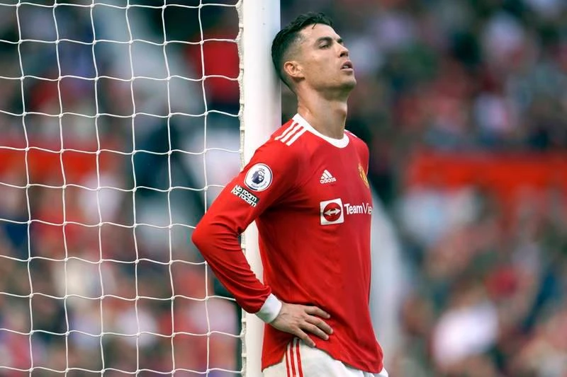 Ronaldo không muốn chuỗi 19 mùa liên tiếp dự Champions League của mình bị đứt đoạn nếu ở lại MU. Đi đâu, tân thuyền trưởng MU Ten Hag cũng khẳng định "Ronaldo not for sale" (Ronaldo không phải để bán). Anh ấy nằm trong kế hoạch tái thiết lại MU. Cánh báo chí Anh "chạy theo" chiếc xe của Ronaldo và cò Mendes đến Carrington và thấy ở đó có cả "lão ông" Sir Alex. Báo chí hoàn toàn không biết được MU mời Sir Alex Ferguson, còn Ronaldo dẫn người đại diện của mình đến làm gì? Tuy nhiên giới chuyên môn nhìn nhận rằng, chuyến du đấu Thái Lan và Úc của MU, Ten Hag đã thử nghiệm Martial đá vị trí Ronaldo và tuyển thủ Pháp này ghi 4 bàn trong ba trận của chuyến du đấu. Ronaldo vẫn nằng nặc đòi đi khỏi MU vì anh không thích dự giải hạng hai Europa League.