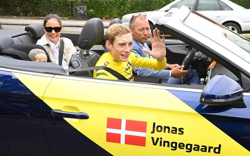 Jonas Vingegaard là cua-rơ Đan Mạch đầu tiên vô địch Tour de France kể từ năm 1992 Bjarne Riis đến nay, tức tròn 30 năm, chiếc áo vàng danh giá của Tour de France mới quay lại Đan Mạch. Tay đua 25 tuổi này được chở diễu hành qua nhiều con phố chính ở thủ đô Copenhagen. Người hùng Jonas Vingegaard đứng trên ban công Tòa thị chính đáp lại mọi người. ...Sau đó anh về ngôi làng quê hương Glyngore, cách biển Bắc 50km, nơi có 23 ngàn người đang chào đón người con, người hùng Đan Mạch.