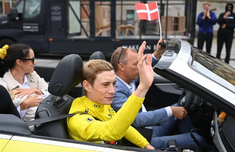 Tay đua 25 tuổi này được chở diễu hành qua nhiều con phố chính ở thủ đô Copenhagen. Người hùng Jonas Vingegaard đứng trên ban công Tòa thị chính đáp lại mọi người. ...Sau đó anh về ngôi làng quê hương Glyngore, cách biển Bắc 50km, nơi có 23 ngàn người đang chào đón người con, người hùng Đan Mạch.