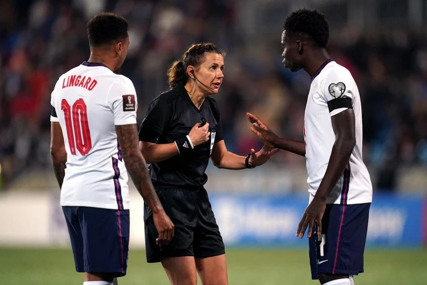 Nữ trọng tài Mosul làm nhiệm vụ trận vòng loại World Cup Anh- Andorra. Ảnh: Getty Nữ trọng tài Mosul làm nhiệm vụ trận vòng loại World Cup Anh- Andorra. Ảnh: Getty