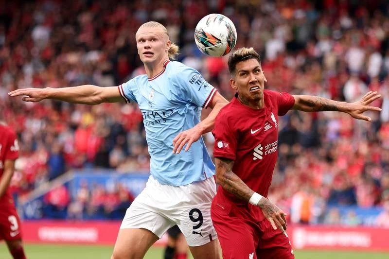 Haaland trong pha đối đầu với Firmino của Liverpool. Haaland ghi bàn trong chuyến đội du đấu ở Mỹ, nhưng về Anh đá Siêu cúp, tiền đạo người Na Uy....không thể nhả đạn. Siêu tiền đạo Darwin Nunez của Liverpool vào thay Firmino... ...Và chính Darwin Nunez (27) đóng đinh trận đấu phút 90+4. Darwin Nunez chơi rất xông xáo và tiếp cận nhiều cơ hội. ...Và cuối cùng siêu tiền đạo 80 triệu euro cũng đã ghi bàn ở giải đấu chính thức trong màu áo Liverpool. HLV Klopp rất "kết" tuyển thủ Darwin Nunez của Uruguay vì tứ kết Champions League năm ngoái, tiền đạo 23 tuổi này hai lần "xé lưới" Liverpool trong màu áo Benfica. Dư luận Anh và các cựu huyền thoại của Liverpool đều nghi ngờ khả năng chuyên môn của Nunez. Nhưng Nunez được ông thầy Klopp đầy quyền lực...bảo kê. Haaland trong pha đối đầu với Firmino của Liverpool. Haaland ghi bàn trong chuyến đội du đấu ở Mỹ, nhưng về Anh đá Siêu cúp, tiền đạo người Na Uy....không thể nhả đạn. Siêu tiền đạo Darwin Nunez của Liverpool vào thay Firmino... ...Và chính Darwin Nunez (27) đóng đinh trận đấu phút 90+4. Darwin Nunez chơi rất xông xáo và tiếp cận nhiều cơ hội. ...Và cuối cùng siêu tiền đạo 80 triệu euro cũng đã ghi bàn ở giải đấu chính thức trong màu áo Liverpool. HLV Klopp rất "kết" tuyển thủ Darwin Nunez của Uruguay vì tứ kết Champions League năm ngoái, tiền đạo 23 tuổi này hai lần "xé lưới" Liverpool trong màu áo Benfica. Dư luận Anh và các cựu huyền thoại của Liverpool đều nghi ngờ khả năng chuyên môn của Nunez. Nhưng Nunez được ông thầy Klopp đầy quyền lực...bảo kê.