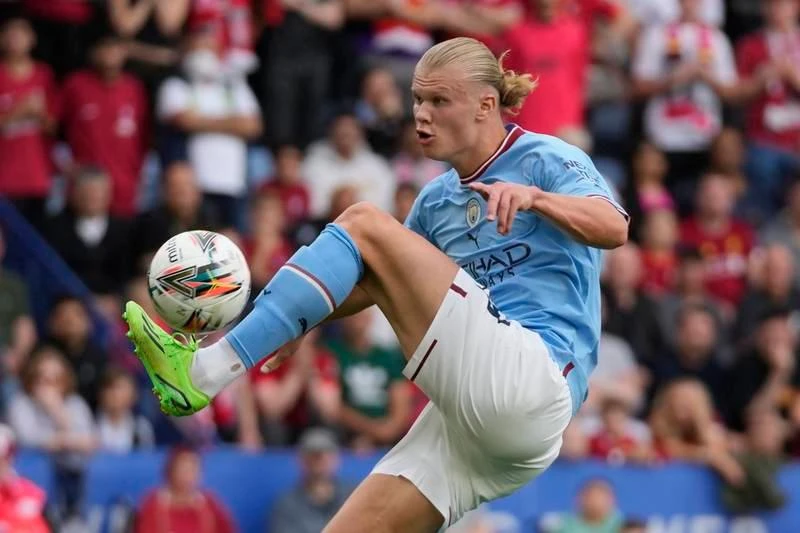 Cho Raheem Sterling ra đi, Pep Guardiola đề nghị giới chủ bỏ ra 51 triệu euro mua Erling Haaland để trám chỗ... Haaland trong pha đối đầu với Firmino của Liverpool. Haaland ghi bàn trong chuyến đội du đấu ở Mỹ, nhưng về Anh đá Siêu cúp, tiền đạo người Na Uy....không thể nhả đạn. Siêu tiền đạo Darwin Nunez của Liverpool vào thay Firmino... ...Và chính Darwin Nunez (27) đóng đinh trận đấu phút 90+4. Darwin Nunez chơi rất xông xáo và tiếp cận nhiều cơ hội. ...Và cuối cùng siêu tiền đạo 80 triệu euro cũng đã ghi bàn ở giải đấu chính thức trong màu áo Liverpool. HLV Klopp rất "kết" tuyển thủ Darwin Nunez của Uruguay vì tứ kết Champions League năm ngoái, tiền đạo 23 tuổi này hai lần "xé lưới" Liverpool trong màu áo Benfica. Dư luận Anh và các cựu huyền thoại của Liverpool đều nghi ngờ khả năng chuyên môn của Nunez. Nhưng Nunez được ông thầy Klopp đầy quyền lực...bảo kê. Cho Raheem Sterling ra đi, Pep Guardiola đề nghị giới chủ bỏ ra 51 triệu euro mua Erling Haaland để trám chỗ... Haaland trong pha đối đầu với Firmino của Liverpool. Haaland ghi bàn trong chuyến đội du đấu ở Mỹ, nhưng về Anh đá Siêu cúp, tiền đạo người Na Uy....không thể nhả đạn. Siêu tiền đạo Darwin Nunez của Liverpool vào thay Firmino... ...Và chính Darwin Nunez (27) đóng đinh trận đấu phút 90+4. Darwin Nunez chơi rất xông xáo và tiếp cận nhiều cơ hội. ...Và cuối cùng siêu tiền đạo 80 triệu euro cũng đã ghi bàn ở giải đấu chính thức trong màu áo Liverpool. HLV Klopp rất "kết" tuyển thủ Darwin Nunez của Uruguay vì tứ kết Champions League năm ngoái, tiền đạo 23 tuổi này hai lần "xé lưới" Liverpool trong màu áo Benfica. Dư luận Anh và các cựu huyền thoại của Liverpool đều nghi ngờ khả năng chuyên môn của Nunez. Nhưng Nunez được ông thầy Klopp đầy quyền lực...bảo kê.