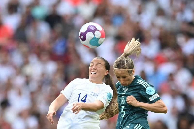Kết thúc 90 phút thi đấu hai đội hòa nhau 1-1. ...Hai đội bước vào hai hiệp phụ. ...Và Chloe Kelly ghi bàn thắng vàng ở phút 110 giúp Anh dẫn 2-1. HLV Martina Voss của Đức. Chloe Kelly trở thành người hùng của nước Anh. Một năm trước "Tam sư" nam của Anh không làm được điều tương tự như "tam sư nữ" khi thua người Ý ở chung kết. Kết thúc 90 phút thi đấu hai đội hòa nhau 1-1. ...Hai đội bước vào hai hiệp phụ. ...Và Chloe Kelly ghi bàn thắng vàng ở phút 110 giúp Anh dẫn 2-1. HLV Martina Voss của Đức. Chloe Kelly trở thành người hùng của nước Anh. Một năm trước "Tam sư" nam của Anh không làm được điều tương tự như "tam sư nữ" khi thua người Ý ở chung kết.