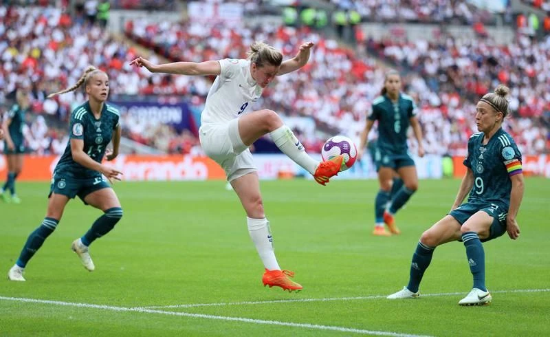 Ngôi sao tiền đạo Anh Ellen White kiểm soát bóng. Ella Toone (20) mở tỉ số 1-0 cho Anh phút 61. Lina Magul san bằng 1-1 cho Đức ở phút 79. Lina Magul ăn mừng bàn thắng san bằng 1-1. Ngôi sao tiền đạo Anh Ellen White kiểm soát bóng. Ella Toone (20) mở tỉ số 1-0 cho Anh phút 61. Lina Magul san bằng 1-1 cho Đức ở phút 79. Lina Magul ăn mừng bàn thắng san bằng 1-1.