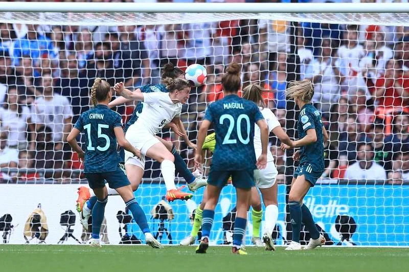 Tuyển nữ Đức (xanh) bước vào trận chung kết Euro 2022 gặp chủ nhà Anh với tư cách là "bà lớn" khi có đến tám lần vô địch trước đó. ...Còn Anh chỉ có hai lần á quân châu Âu mà thôi. Ngôi sao tiền đạo Anh Ellen White kiểm soát bóng. Ella Toone (20) mở tỉ số 1-0 cho Anh phút 61. Lina Magul san bằng 1-1 cho Đức ở phút 79. Lina Magul ăn mừng bàn thắng san bằng 1-1. Tuyển nữ Đức (xanh) bước vào trận chung kết Euro 2022 gặp chủ nhà Anh với tư cách là "bà lớn" khi có đến tám lần vô địch trước đó. ...Còn Anh chỉ có hai lần á quân châu Âu mà thôi. Ngôi sao tiền đạo Anh Ellen White kiểm soát bóng. Ella Toone (20) mở tỉ số 1-0 cho Anh phút 61. Lina Magul san bằng 1-1 cho Đức ở phút 79. Lina Magul ăn mừng bàn thắng san bằng 1-1.