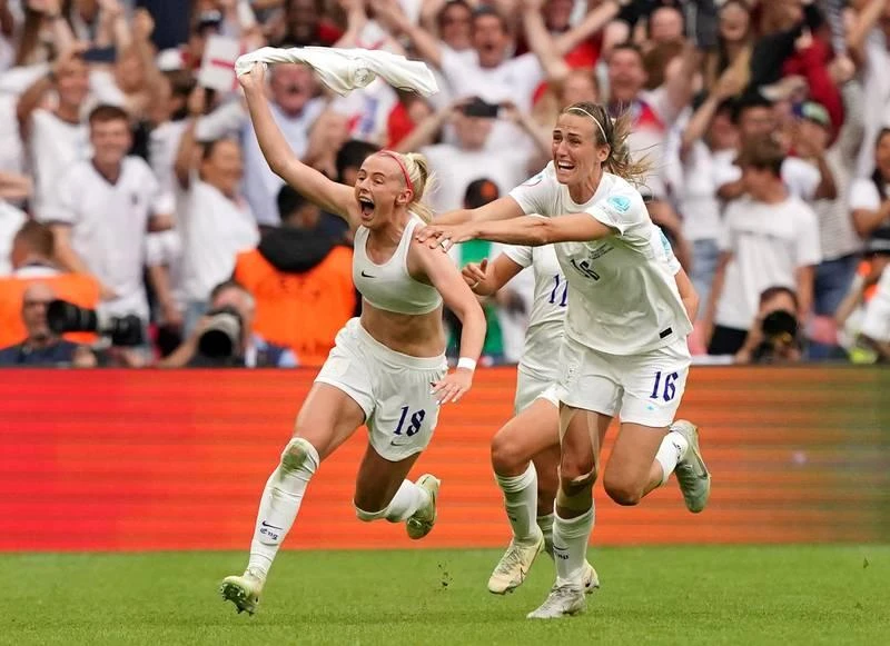 ...Và Chloe Kelly ghi bàn thắng vàng ở phút 110 giúp Anh dẫn 2-1. HLV Martina Voss của Đức. Chloe Kelly trở thành người hùng của nước Anh. Một năm trước "Tam sư" nam của Anh không làm được điều tương tự như "tam sư nữ" khi thua người Ý ở chung kết. ...Và Chloe Kelly ghi bàn thắng vàng ở phút 110 giúp Anh dẫn 2-1. HLV Martina Voss của Đức. Chloe Kelly trở thành người hùng của nước Anh. Một năm trước "Tam sư" nam của Anh không làm được điều tương tự như "tam sư nữ" khi thua người Ý ở chung kết.