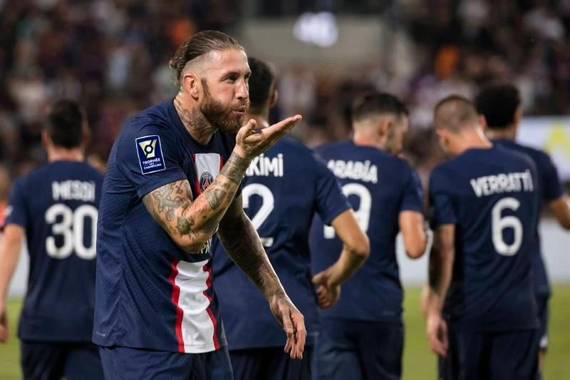 Ramos đang muốn chứng tỏ mình không phải là "người thừa" ở PSG. Đàn em Hakimi ăn mừng bàn thắng cùng ông anh Ramos. Ramos có Siêu cúp Pháp cùng đồng đội, chuyện dễ mà. Donnarumma giữ sạch mành lưới trong trận Siêu cúp.