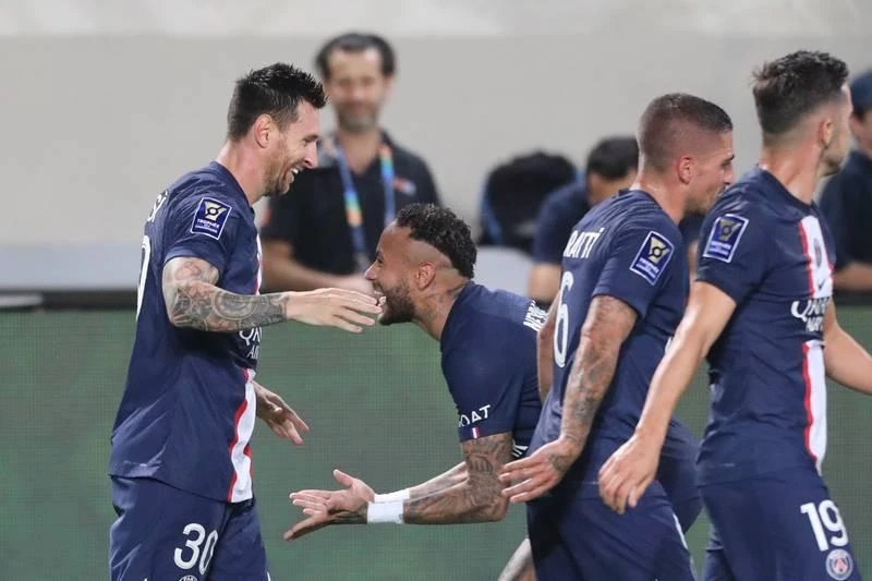 Sau chuyến đi đấu tại Nhật, PSG sang Tel Aviv của Israel. Ở đó, PSG gặp đội bóng đồng hương Nantes để tranh Siêu cúp Pháp. Kết quả là PSG đánh bại Nantes 4-0.