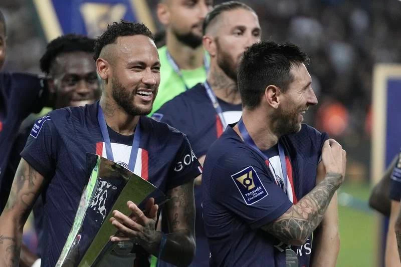 Messi có một bàn. Đặc biệt "tay săn cừ khôi" của Real Madrid trước đây Sergio Ramos đã ghi bàn trở lại. Ramos có pha xử lý kỹ thuật rồi đánh gót điệu nghệ, tinh tế để góp một bàn. Ramos đang muốn chứng tỏ mình không phải là "người thừa" ở PSG. Đàn em Hakimi ăn mừng bàn thắng cùng ông anh Ramos. Ramos có Siêu cúp Pháp cùng đồng đội, chuyện dễ mà. Donnarumma giữ sạch mành lưới trong trận Siêu cúp.