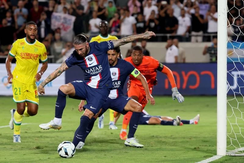 Ở đó, PSG gặp đội bóng đồng hương Nantes để tranh Siêu cúp Pháp. Kết quả là PSG đánh bại Nantes 4-0.