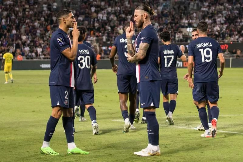 Đàn em Hakimi ăn mừng bàn thắng cùng ông anh Ramos. Ramos có Siêu cúp Pháp cùng đồng đội, chuyện dễ mà. Donnarumma giữ sạch mành lưới trong trận Siêu cúp.
