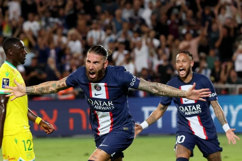 Đặc biệt "tay săn cừ khôi" của Real Madrid trước đây Sergio Ramos đã ghi bàn trở lại. Ramos có pha xử lý kỹ thuật rồi đánh gót điệu nghệ, tinh tế để góp một bàn. Ramos đang muốn chứng tỏ mình không phải là "người thừa" ở PSG. Đàn em Hakimi ăn mừng bàn thắng cùng ông anh Ramos. Ramos có Siêu cúp Pháp cùng đồng đội, chuyện dễ mà. Donnarumma giữ sạch mành lưới trong trận Siêu cúp.