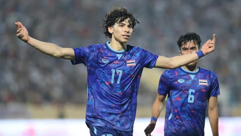 Benjamin Davis có lối chơi đơn giản, hiện đại nhưng rất hiệu quả trong màu áo U-23 Thái Lan. Ảnh: CTP Benjamin Davis có lối chơi đơn giản, hiện đại nhưng rất hiệu quả trong màu áo U-23 Thái Lan. Ảnh: CTP