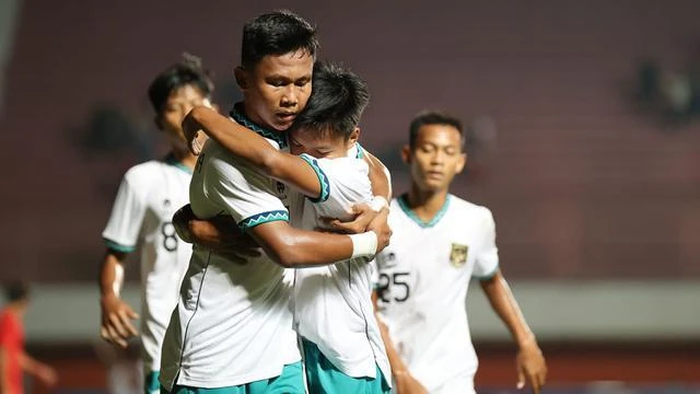 Chủ nhà Indonesia hủy diệt Singapore đến 9-0 nên họ qua mặt VN lên ngôi đầu bảng A. Ảnh: CTP