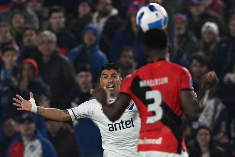 Ngay trên sân nhà Nacional ở thủ đô Montevideo, Suarez và đồng đội thua đội khách Atletico Goianense 0-1 ở Copa Sudamamerica (tương đương Europa League), lượt về tại Goiania ở Brazil, liệu Suarez có ghi bàn? Louis Suarez khoác áo tuyển Uruguay 132 trận ghi 68 bàn. Tại World Cup 2022, Uruguay cùng bảng H với Bồ Đào Nha, Ghana và Hàn Quốc. Hai hình ảnh xấu nhất của Suarez tại World Cup là thực hiện cú "cẩu xực" vào vai Chiellini và dùng tay đẩy bóng ra ngoài trong trận tứ kết Uruguay gặp Ghana. Ngay trên sân nhà Nacional ở thủ đô Montevideo, Suarez và đồng đội thua đội khách Atletico Goianense 0-1 ở Copa Sudamamerica (tương đương Europa League), lượt về tại Goiania ở Brazil, liệu Suarez có ghi bàn? Louis Suarez khoác áo tuyển Uruguay 132 trận ghi 68 bàn. Tại World Cup 2022, Uruguay cùng bảng H với Bồ Đào Nha, Ghana và Hàn Quốc. Hai hình ảnh xấu nhất của Suarez tại World Cup là thực hiện cú "cẩu xực" vào vai Chiellini và dùng tay đẩy bóng ra ngoài trong trận tứ kết Uruguay gặp Ghana.