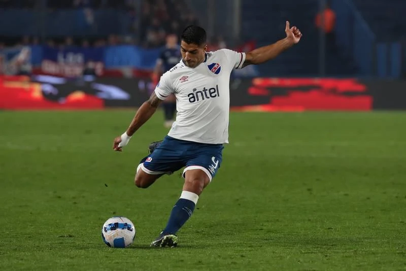 Nacional cũng chính là CLB quê nhà Uruguay, Suarez rời đi sang châu Âu đến Ajax mùa 2005-2006, nay tuổi 35, Suarez... "về nguồn". Suarez thuộc huyền thoại Uruguay, sang châu Âu 16 năm anh đá các CLB lớn như Ajax, Liverpool và Barcelona, Atletico Madrid. Về Barcelona, tiền đạo Uruguay trở thành tay săn bàn giỏi thứ ba của CLB. Trước khi quy cố hương, Suarez chơi cho Atletico Madrid rồi chuyển nhượng tự do về quê nhà Nacional ở tuổi 35 tròn. Ưu tiên hàng đầu của Suarez là gìn giữ và duy trì phong độ để được khoác áo tuyển Uruguay đá World Cup 2022, coi như World Cup cuối đời cầu thủ. Nacional cũng chính là CLB quê nhà Uruguay, Suarez rời đi sang châu Âu đến Ajax mùa 2005-2006, nay tuổi 35, Suarez... "về nguồn". Suarez thuộc huyền thoại Uruguay, sang châu Âu 16 năm anh đá các CLB lớn như Ajax, Liverpool và Barcelona, Atletico Madrid. Về Barcelona, tiền đạo Uruguay trở thành tay săn bàn giỏi thứ ba của CLB. Trước khi quy cố hương, Suarez chơi cho Atletico Madrid rồi chuyển nhượng tự do về quê nhà Nacional ở tuổi 35 tròn. Ưu tiên hàng đầu của Suarez là gìn giữ và duy trì phong độ để được khoác áo tuyển Uruguay đá World Cup 2022, coi như World Cup cuối đời cầu thủ.