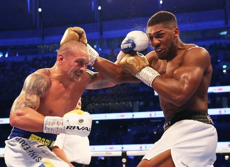...Nhưng Usyk biết cách vô hiệu hóa lợi thế đối phương nhưng lại phát huy cú đấm gần đầy uy lực của mình. Công ty tổ chức giàu có của hoàng gia Saudi Arabia làm bộ phim quảng bá cho trận tái đấu ngày 20-8. Usyk còn mang cả tinh thần dân tộc Ukraine lên sàn đấu khi đất nước đang bị tàn phá bởi chiến tranh. ...Nhưng Usyk biết cách vô hiệu hóa lợi thế đối phương nhưng lại phát huy cú đấm gần đầy uy lực của mình. Công ty tổ chức giàu có của hoàng gia Saudi Arabia làm bộ phim quảng bá cho trận tái đấu ngày 20-8. Usyk còn mang cả tinh thần dân tộc Ukraine lên sàn đấu khi đất nước đang bị tàn phá bởi chiến tranh.