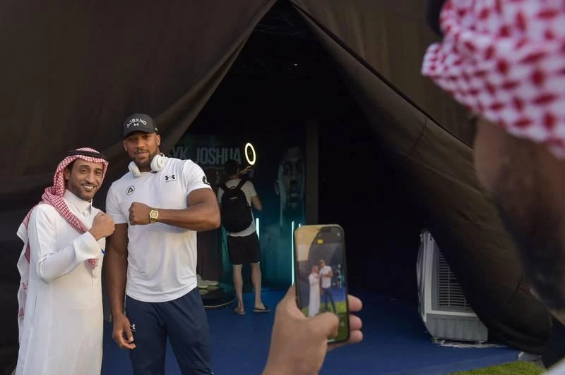 Công ty tổ chức giàu có của hoàng gia Saudi Arabia làm bộ phim quảng bá cho trận tái đấu ngày 20-8. Usyk còn mang cả tinh thần dân tộc Ukraine lên sàn đấu khi đất nước đang bị tàn phá bởi chiến tranh. Công ty tổ chức giàu có của hoàng gia Saudi Arabia làm bộ phim quảng bá cho trận tái đấu ngày 20-8. Usyk còn mang cả tinh thần dân tộc Ukraine lên sàn đấu khi đất nước đang bị tàn phá bởi chiến tranh.