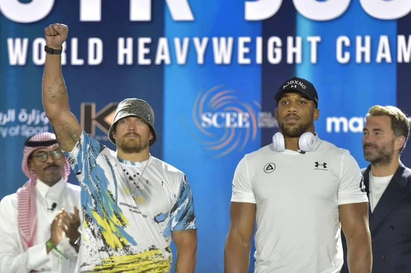 Usyk còn mang cả tinh thần dân tộc Ukraine lên sàn đấu khi đất nước đang bị tàn phá bởi chiến tranh. Usyk còn mang cả tinh thần dân tộc Ukraine lên sàn đấu khi đất nước đang bị tàn phá bởi chiến tranh.