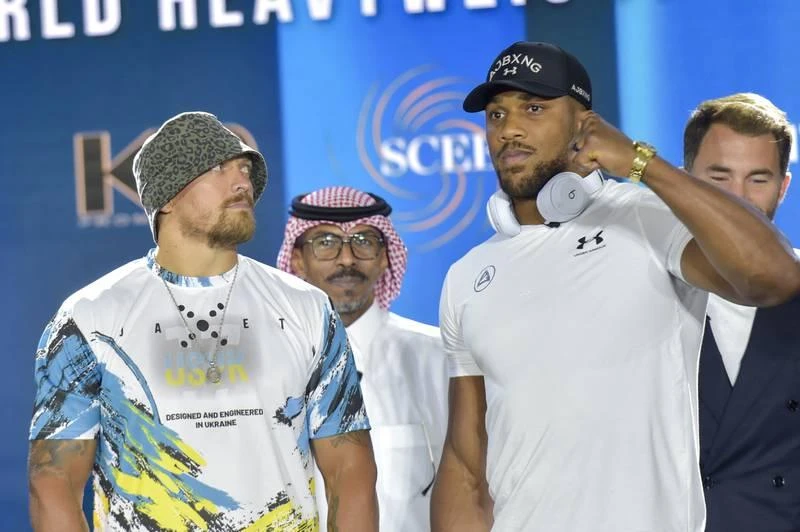 Võ sĩ Usyk (trái), người Ukraine từng bất ngờ đánh bại (thắng điểm) Joshua hồi tháng 9 năm ngoái trên sân Tottenham Hotspur trước 69 ngàn khán giả Anh. Đánh bại Joshua, Usyk sở hữu bốn đai WBO, WBA, IBF và IBO Tay đấm Anh Anthony Joshua...rất cay khi bị võ sĩ Ukraine tước ba danh hiệu vô địch. Võ sĩ Usyk (trái), người Ukraine từng bất ngờ đánh bại (thắng điểm) Joshua hồi tháng 9 năm ngoái trên sân Tottenham Hotspur trước 69 ngàn khán giả Anh. Đánh bại Joshua, Usyk sở hữu bốn đai WBO, WBA, IBF và IBO Tay đấm Anh Anthony Joshua...rất cay khi bị võ sĩ Ukraine tước ba danh hiệu vô địch.