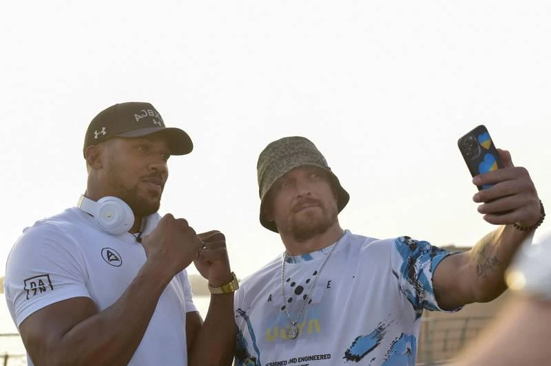 Cảnh rất...thân tình giữa Usyk (phải) và Joshua trong bộ phim "Cơn thịnh nộ của Hồng Hải" Cảnh rất...thân tình giữa Usyk (phải) và Joshua trong bộ phim "Cơn thịnh nộ của Hồng Hải"