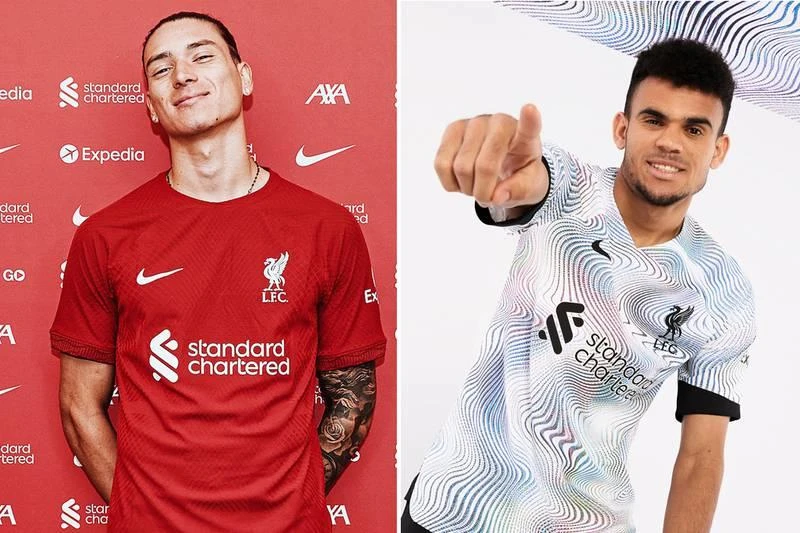 Màu áo sân khách của Liverpool có tính lãng mạn, nghệ sĩ. "Chích chòe" Newcastle cơ bản vẫn giữ giá trị truyền thống. "Màu sân nhà" của Chelsea tươi hơn, còn sân khách thì hơi lả lướt. Đội bóng của gia đình cố tỉ phú Vichai Leicester City có chỉnh đôi chút ở bộ áo đấu sân khách. Màu áo sân khách của "Quỷ đỏ" hơi yếu và nhạt nhòa. Fulham lại chìm và nhu quá. Aston Villa thì vẫn theo truyền thống màu áo đổi màu quần khi đi khách. Khi đi đá sân khách, CLB của cảng biển lừng danh Southampton muốn cho mọi người biết...quê mình có biển, có sóng. Everton có bộ áo đấu sân khách....cũng khá nhu. Tottenham giữ giá trị truyền thống sân nhà, sân khách chuyển tone màu xanh trời. Hai tone màu khá đối chọi của Nottingham Forest khi đá sân nhà và sân khách.