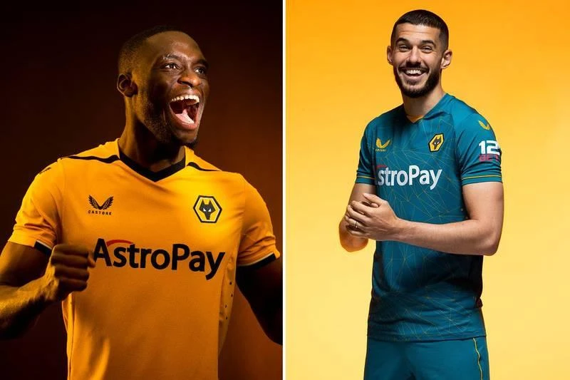 Những "con sói" Wolverhampton bày trí tone màu cổ điển và quy củ. Tân binh Leeds có tone màu có vẻ... yếu. Màu áo sân khách của Liverpool có tính lãng mạn, nghệ sĩ. "Chích chòe" Newcastle cơ bản vẫn giữ giá trị truyền thống. "Màu sân nhà" của Chelsea tươi hơn, còn sân khách thì hơi lả lướt. Đội bóng của gia đình cố tỉ phú Vichai Leicester City có chỉnh đôi chút ở bộ áo đấu sân khách. Màu áo sân khách của "Quỷ đỏ" hơi yếu và nhạt nhòa. Fulham lại chìm và nhu quá. Aston Villa thì vẫn theo truyền thống màu áo đổi màu quần khi đi khách. Khi đi đá sân khách, CLB của cảng biển lừng danh Southampton muốn cho mọi người biết...quê mình có biển, có sóng. Everton có bộ áo đấu sân khách....cũng khá nhu. Tottenham giữ giá trị truyền thống sân nhà, sân khách chuyển tone màu xanh trời. Hai tone màu khá đối chọi của Nottingham Forest khi đá sân nhà và sân khách.
