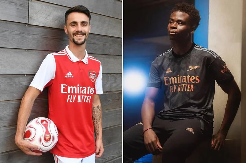 "Pháo thủ" thành London Arsenal không có đột biến lớn trong thiết kế áo đấu. West Ham mùa tới từ áo đấu sân nhà đến sân khách cũng không khác nhiều. "Nửa thành" Manchester có màu áo sân khách sang trọng và đột biến. Brentford cơ bản vẫn giống những mùa trước. Những "con sói" Wolverhampton bày trí tone màu cổ điển và quy củ. Tân binh Leeds có tone màu có vẻ... yếu. Màu áo sân khách của Liverpool có tính lãng mạn, nghệ sĩ. "Chích chòe" Newcastle cơ bản vẫn giữ giá trị truyền thống. "Màu sân nhà" của Chelsea tươi hơn, còn sân khách thì hơi lả lướt. Đội bóng của gia đình cố tỉ phú Vichai Leicester City có chỉnh đôi chút ở bộ áo đấu sân khách. Màu áo sân khách của "Quỷ đỏ" hơi yếu và nhạt nhòa. Fulham lại chìm và nhu quá. Aston Villa thì vẫn theo truyền thống màu áo đổi màu quần khi đi khách. Khi đi đá sân khách, CLB của cảng biển lừng danh Southampton muốn cho mọi người biết...quê mình có biển, có sóng. Everton có bộ áo đấu sân khách....cũng khá nhu. Tottenham giữ giá trị truyền thống sân nhà, sân khách chuyển tone màu xanh trời. Hai tone màu khá đối chọi của Nottingham Forest khi đá sân nhà và sân khách.