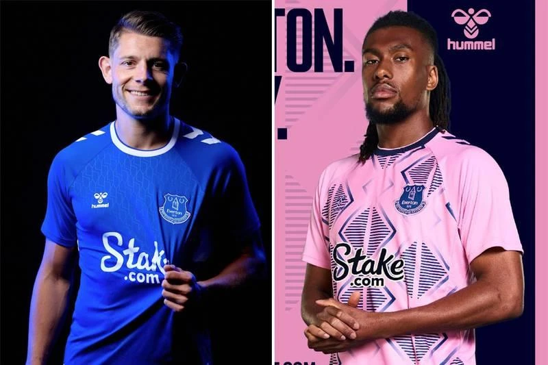 Everton có bộ áo đấu sân khách....cũng khá nhu. Tottenham giữ giá trị truyền thống sân nhà, sân khách chuyển tone màu xanh trời. Hai tone màu khá đối chọi của Nottingham Forest khi đá sân nhà và sân khách.