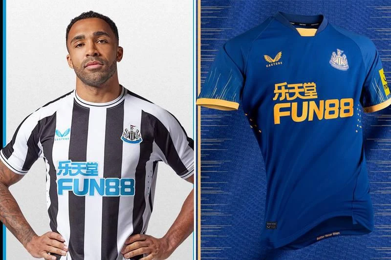 "Chích chòe" Newcastle cơ bản vẫn giữ giá trị truyền thống. "Màu sân nhà" của Chelsea tươi hơn, còn sân khách thì hơi lả lướt. Đội bóng của gia đình cố tỉ phú Vichai Leicester City có chỉnh đôi chút ở bộ áo đấu sân khách. Màu áo sân khách của "Quỷ đỏ" hơi yếu và nhạt nhòa. Fulham lại chìm và nhu quá. Aston Villa thì vẫn theo truyền thống màu áo đổi màu quần khi đi khách. Khi đi đá sân khách, CLB của cảng biển lừng danh Southampton muốn cho mọi người biết...quê mình có biển, có sóng. Everton có bộ áo đấu sân khách....cũng khá nhu. Tottenham giữ giá trị truyền thống sân nhà, sân khách chuyển tone màu xanh trời. Hai tone màu khá đối chọi của Nottingham Forest khi đá sân nhà và sân khách.