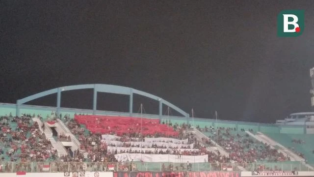 Fan Indonesia cũng mang đại kỳ đến sân Maguwoharjo cổ vũ đội nhà đá với VN. Ảnh: Bola Fan Indonesia cũng mang đại kỳ đến sân Maguwoharjo cổ vũ đội nhà đá với VN. Ảnh: Bola
