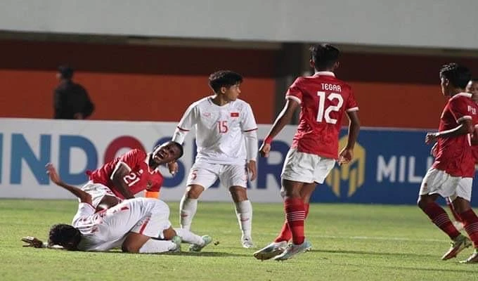Chơi dâng cao đội hình là sai lầm của U-16 VN dẫn đến đối phương hồi mã thương và ngược dòng thành công. Ảnh: Bongdaplus. Chơi dâng cao đội hình là sai lầm của U-16 VN dẫn đến đối phương hồi mã thương và ngược dòng thành công. Ảnh: Bongdaplus.