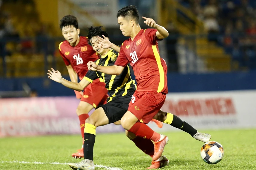 Hàng phòng ngự của U-19 Việt Nam cần phải cải thiện quyết liệt nếu muốn có vé dự giải châu Á. Ảnh: ANH HÒA. Hàng phòng ngự của U-19 Việt Nam cần phải cải thiện quyết liệt nếu muốn có vé dự giải châu Á. Ảnh: ANH HÒA.