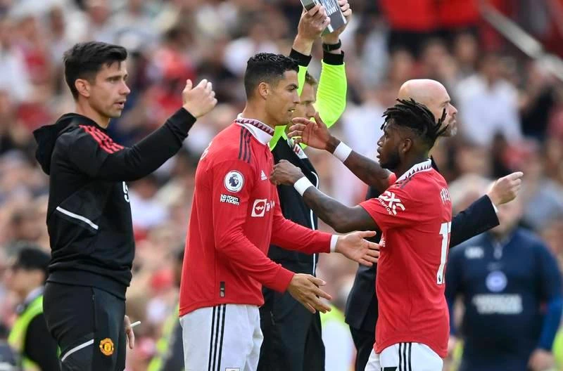 Phút 53, "Mười khó" rút Fred ra nghỉ và thay vào Ronaldo để cứu vãn tình thế. Mọi người, fan MU nhìn "Mười khó" với ánh mắt thông cảm và chia sẻ. Vua phá lưới mùa trước của MU vẫn không thể giúp được gì cho đội nhà. Marcus Rashford thì như kẻ vô hồn. Phút 53, "Mười khó" rút Fred ra nghỉ và thay vào Ronaldo để cứu vãn tình thế. Mọi người, fan MU nhìn "Mười khó" với ánh mắt thông cảm và chia sẻ. Vua phá lưới mùa trước của MU vẫn không thể giúp được gì cho đội nhà. Marcus Rashford thì như kẻ vô hồn.