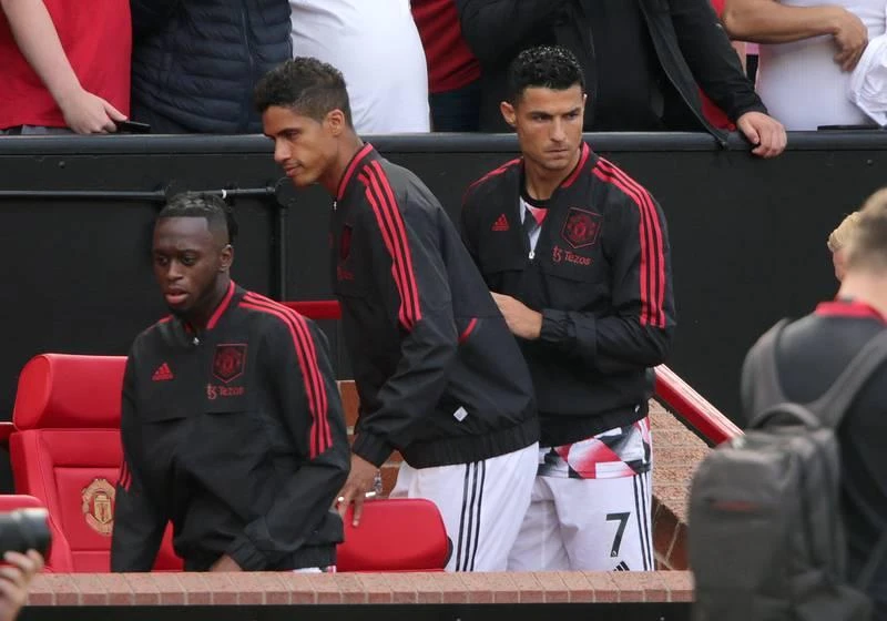 Đòi ra đi, không chịu tập luyện, Ronaldo bị HLV Ten Hag không cho đá chính trong trận MU gặp Brighton ở vòng 1 Premier League. MU thua hai bàn sớm ở phút 30 và 39 do công của Pascal ghi cho đội khách. Fan ở Việt Nam gọi vui HLV Ten Hag là "Mười khó". Đòi ra đi, không chịu tập luyện, Ronaldo bị HLV Ten Hag không cho đá chính trong trận MU gặp Brighton ở vòng 1 Premier League. MU thua hai bàn sớm ở phút 30 và 39 do công của Pascal ghi cho đội khách. Fan ở Việt Nam gọi vui HLV Ten Hag là "Mười khó".