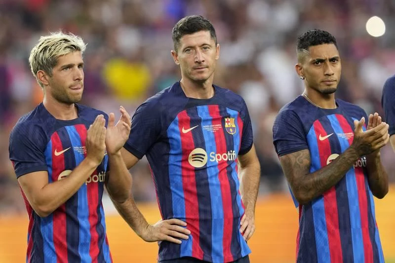 Ngay phút thứ ba, Lewandowski khai hỏa trong chiến thắng "6 sao" của Barcelona trước Pumas ở giải giao hữu tranh cúp Joan Gamper. De Jong muốn ở lại Barcelona, nhưng Laporta thì muốn đẩy đi. Busquets phát biểu trước trận khai mạc mùa giải tại Nou Camp. Ngôi sao tuổi "teen" Pedri góp hai bàn trong chiến thắng 6-0. Ronal Araujo của Barcelona được chấm điểm 7.