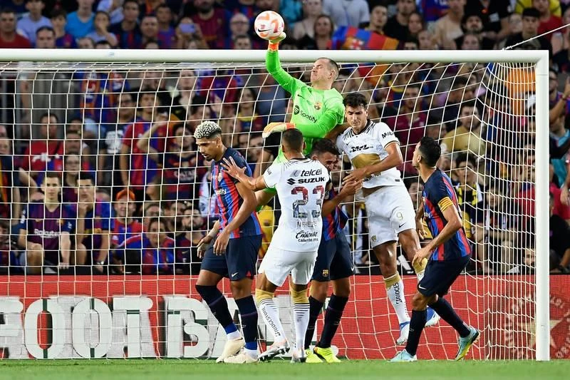 Tân binh Pumas còn non quá. Sáu bàn thắng mà tay săn bàn Hà Lan- Memphis Depay không góp bàn nào nên chỉ được điểm sáu. Lewandowski (bìa trái) được chấm điểm cao nhất, điểm 9.