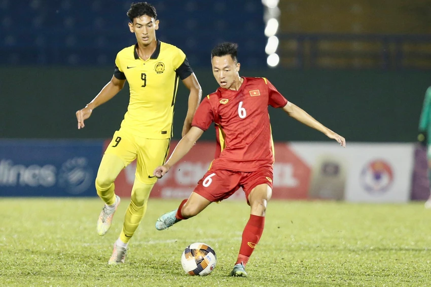 Hôm nay trung phong cao kều Nazrin Bin Mohammad (9, Malaysia) bị các cầu thủ VN "chăm sóc" kỹ. Ảnh: KHẢ HÒA. Hôm nay trung phong cao kều Nazrin Bin Mohammad (9, Malaysia) bị các cầu thủ VN "chăm sóc" kỹ. Ảnh: KHẢ HÒA.