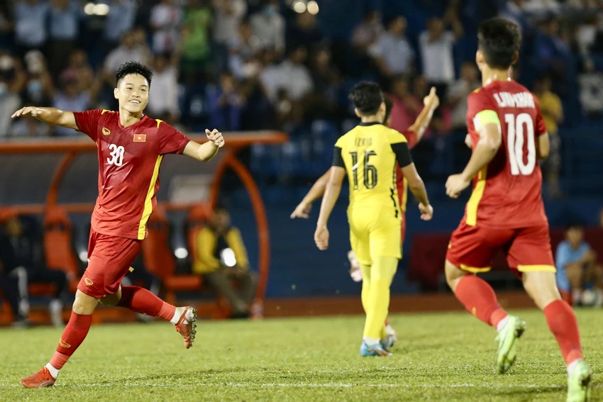 U-19 VN có những pha dàn xếp rất mượt mà ở hàng lang trái. Ảnh: KHẢ HÒA U-19 VN có những pha dàn xếp rất mượt mà ở hàng lang trái. Ảnh: KHẢ HÒA