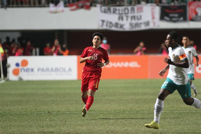 U-16 Indonesia (áo trắng) có bàn thắng duy nhất trận cuối hiệp 1. Ảnh: TRÍ CÔNG (Bongdaplus) U-16 Indonesia (áo trắng) có bàn thắng duy nhất trận cuối hiệp 1. Ảnh: TRÍ CÔNG (Bongdaplus)