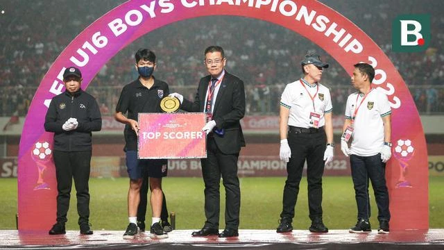 Vua phá lưới thuộc về tiền đạo Tonnawan của Thái Lan. Ảnh: Bola Thua Indonesia ở chung kết, VN về thứ nhì giải. Ảnh: Bola Đánh bại Myanmar 3-0 ở trận tranh hạng ba, Thái Lan đoạt HCĐ. Ảnh: Bola Indonesia lần thứ 2 vô địch trong khi Việt Nam và Thái Lan cùng ba lần vô địch U-16 Đông Nam Á. Tổng thống Widodo của Indonesia cũng đến thị khán trận chung kết và...selfie. Ảnh: Bola