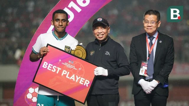 Iqbal nhận danh hiệu cầu thủ xuất sắc giải. Ảnh: Bola Vua phá lưới thuộc về tiền đạo Tonnawan của Thái Lan. Ảnh: Bola Thua Indonesia ở chung kết, VN về thứ nhì giải. Ảnh: Bola Đánh bại Myanmar 3-0 ở trận tranh hạng ba, Thái Lan đoạt HCĐ. Ảnh: Bola Indonesia lần thứ 2 vô địch trong khi Việt Nam và Thái Lan cùng ba lần vô địch U-16 Đông Nam Á. Tổng thống Widodo của Indonesia cũng đến thị khán trận chung kết và...selfie. Ảnh: Bola