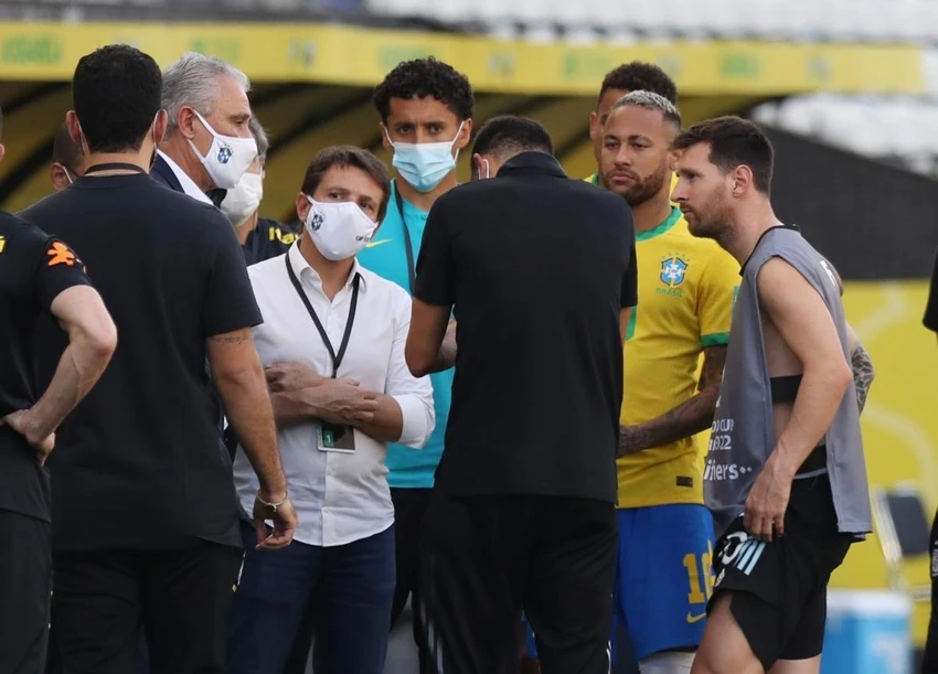 Trận đấu chỉ diễn ra ít phút rồi quan chức chính quyền Brazil ở Sao Paulo bảo dẹp. Ảnh: AFP Trận đấu chỉ diễn ra ít phút rồi quan chức chính quyền Brazil ở Sao Paulo bảo dẹp. Ảnh: AFP