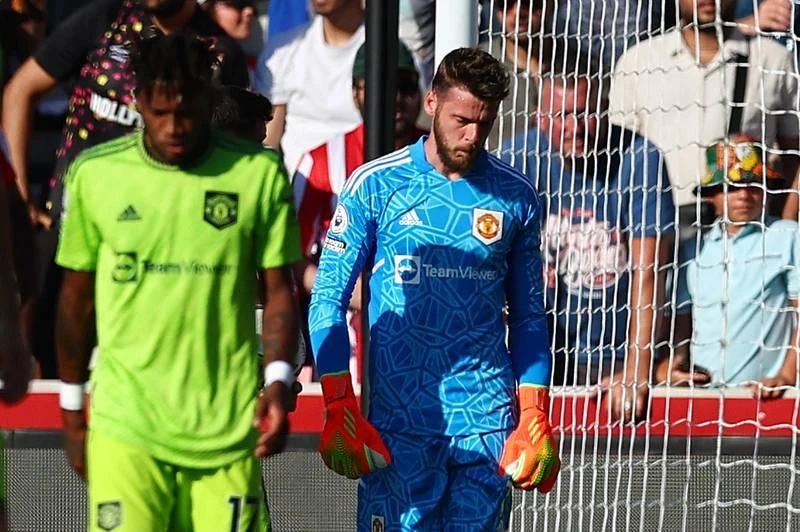 Trước đội bóng nhỏ Brentford, De Gea đã phải bốn lần vào lưới nhặt bóng. Ai cũng có thể "đè" được MU. Bryan Mbeumo ghi bàn cho Brentford. Brentford mở tiệc bàn thắng trên sân nhà trước MU. Mathias Jensen lại chọc thủng lưới De Gea. ... Nản thật đấy chứ, đầu mùa không cho ra đi, bây giờ thật khó ăn nói. "Mười khó" Ten Hag cũng chẳng có phép màu nhiệm gì, thậm chí kết quả còn tệ hại hơn.
