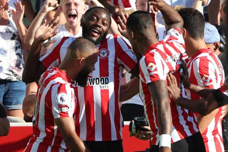 Brentford mở tiệc bàn thắng trên sân nhà trước MU. Mathias Jensen lại chọc thủng lưới De Gea. ... Nản thật đấy chứ, đầu mùa không cho ra đi, bây giờ thật khó ăn nói. "Mười khó" Ten Hag cũng chẳng có phép màu nhiệm gì, thậm chí kết quả còn tệ hại hơn.