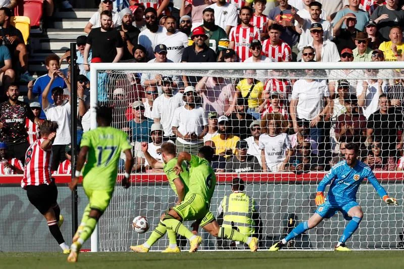 Mathias Jensen lại chọc thủng lưới De Gea. ... Nản thật đấy chứ, đầu mùa không cho ra đi, bây giờ thật khó ăn nói. "Mười khó" Ten Hag cũng chẳng có phép màu nhiệm gì, thậm chí kết quả còn tệ hại hơn.